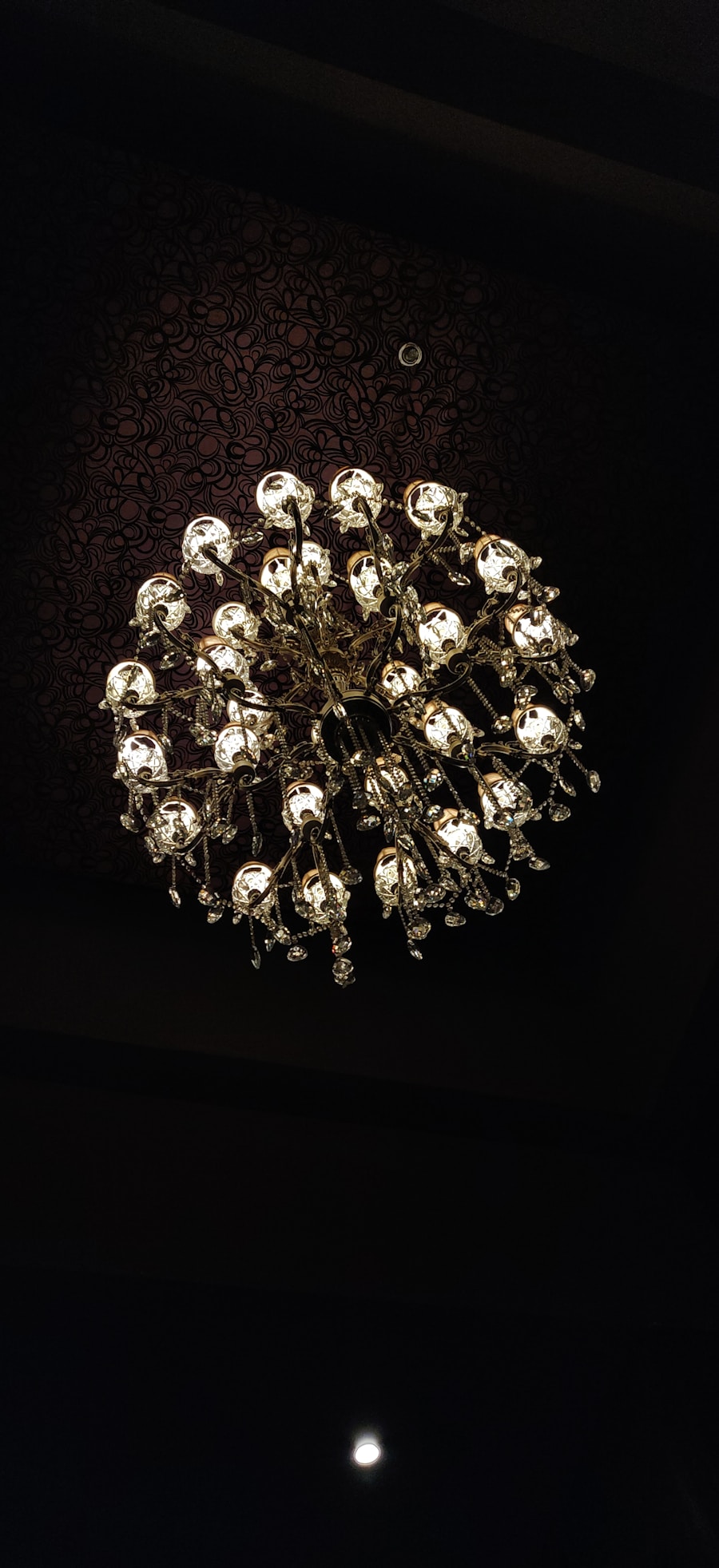 Photo Pure white spherical single-head chandelier for bedroom